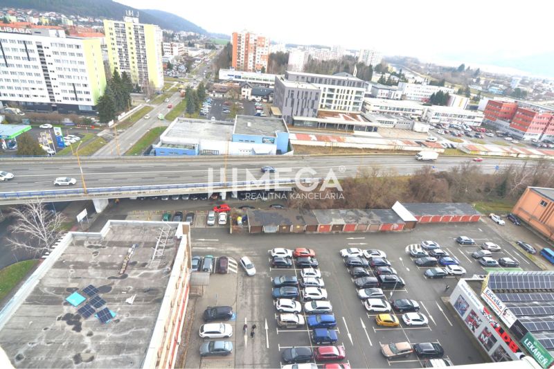 NA PRENÁJOM POSLEDNÉ VOĽNÉ kancelárie v centre mesta – 17,5 m² - Pohľad na obchodné priestory na Štefánikovej ulici v Humennom s parkoviskom.