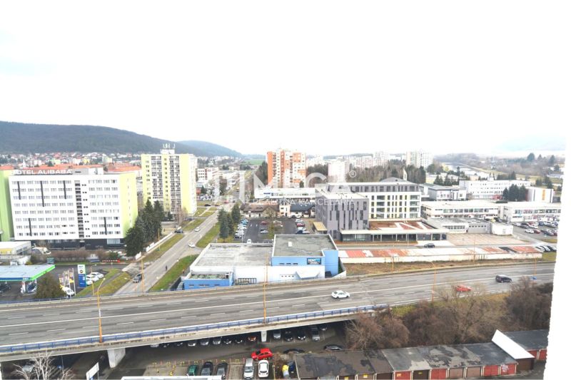 NA PRENÁJOM POSLEDNÉ VOĽNÉ kancelárie v centre mesta – 17,5 m² - Mesto Humenné, ulica Štefánikova, zobrazuje výhľad na obchodné priestory a diaľnicu.