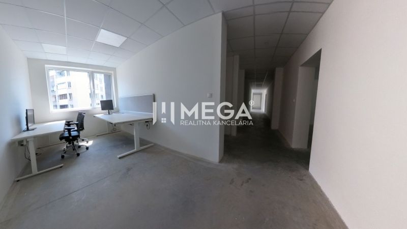 NA PRENÁJOM NOVÉ KANCELÁRSKE PRIESTORY Laborecká HUMENNÉ - Kancelárie so stolmi a stoličkami, cez okno výhľad na mesto.