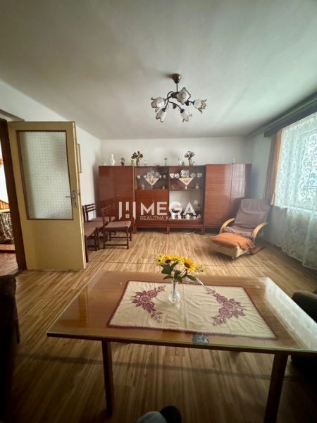 NA PREDAJ PRIESTRANNÝ RODINNÝ DOM OBEC MYSLINA - Obývacia izba v rodinnom dome s podlahou s dreveným dekorom a starožitným nábytkom.