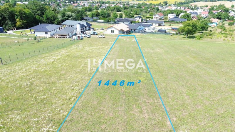 REZERVOVANÝ HOTOVÝ STAVEBNÝ POZEMOK S PRÍPOJKAMI JASENOV - Rozsiahly pozemok na bývanie v Jasenove, vhodný pre výstavbu, rozloha 1446 m².
