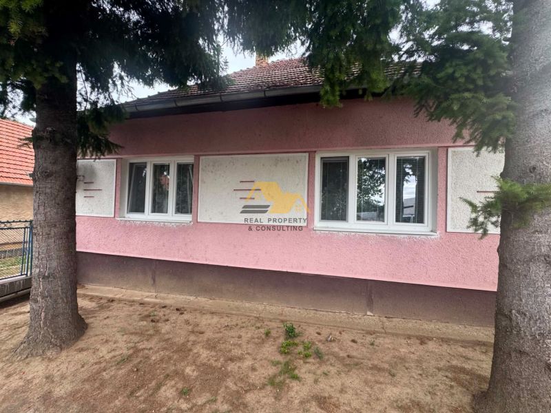 Predám rodinný dom s veľkým pozemkom v obci Černík