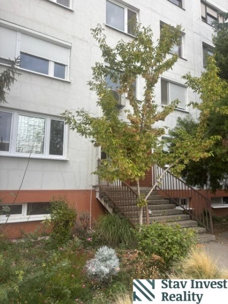 NA PREDAJ | 1-IZBOVÝ BYT V Senci – HOLLÉHO ULICA | 37, 86 m² | VÝBORNÁ