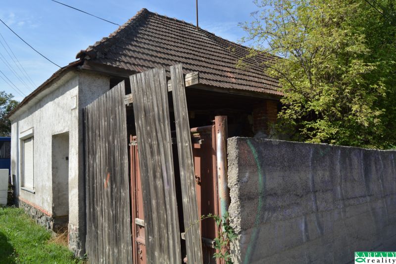 Na predaj starý dom so stavebným pozemkom v Lošonci pre developera !