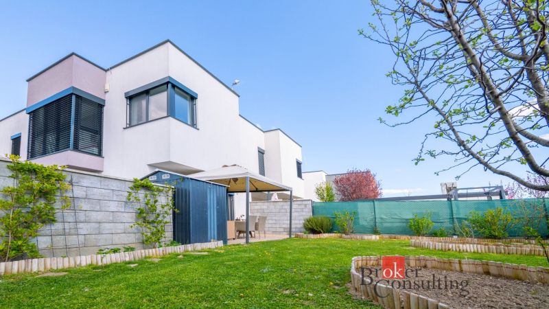 PRENÁJOM: 4-izbový byt v rodinnom dome so záhradou 136 m² a parkovaním