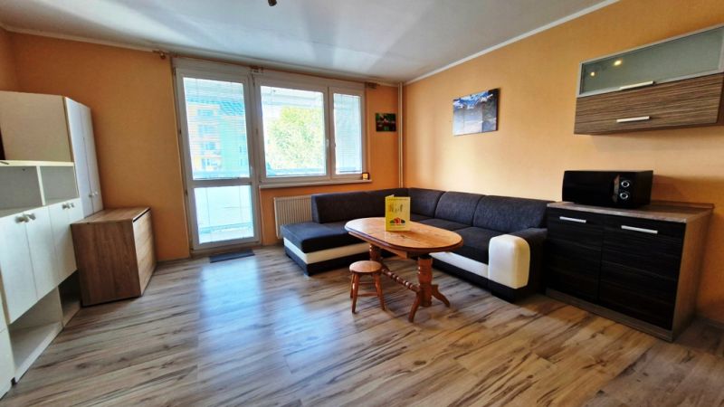 Na predaj priestranná garsónka 34 m2 + veľký balkón - Nové Mesto n/V