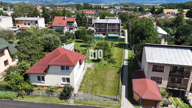 NA PREDAJ VEĽKÝ DOM A VEĽKÝ POZEMOK! Táto slnečná ponuka s veľkým poze