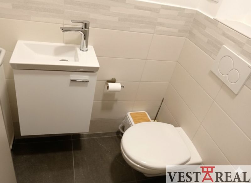 Na prenájom kancelársky priestor 30 m² – Trnava Františkánska - Kúpeľňa v kancelárii s umývadlom, toaletou a stenovým obkladom.
