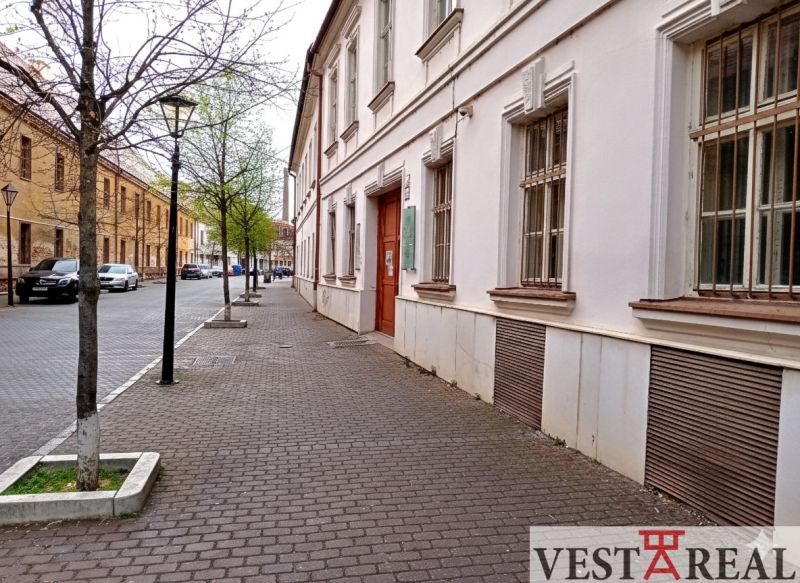Na prenájom kancelársky priestor 30 m² – Trnava Františkánska - Ulica Františkánska v Trnave s historickými budovami a stromami pri kanceláriách.