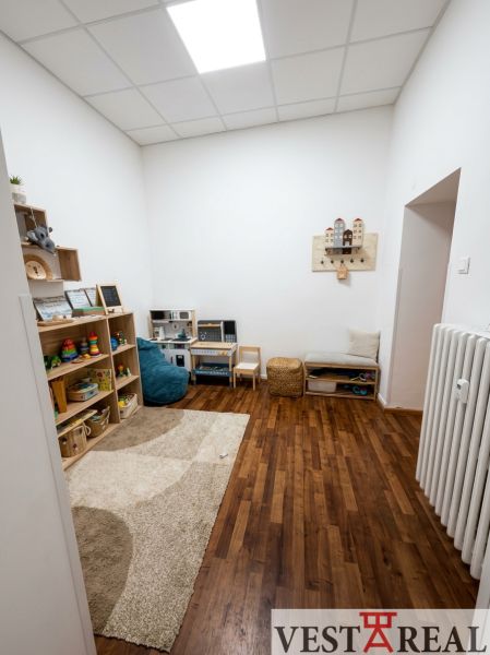 Na prenájom kancelársky priestor 30 m² – Trnava Františkánska - Kancelárie s podlahou s dreveným dekorom a detským kútikom plným hračiek.