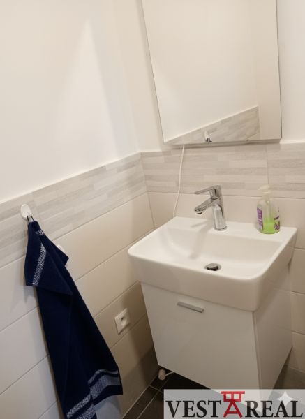 Na prenájom kancelársky priestor 30 m² – Trnava Františkánska - Umývadlo s bielymi obkladačkami, zrkadlom a tmavým uterákom v kancelárii.