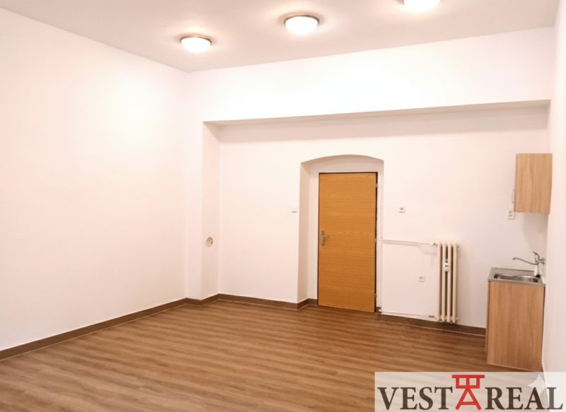 Na prenájom kancelársky priestor 30 m² – Trnava Františkánska - Kancelárie s podlahou s dreveným dekorom, bielymi stenami a umývadlom.