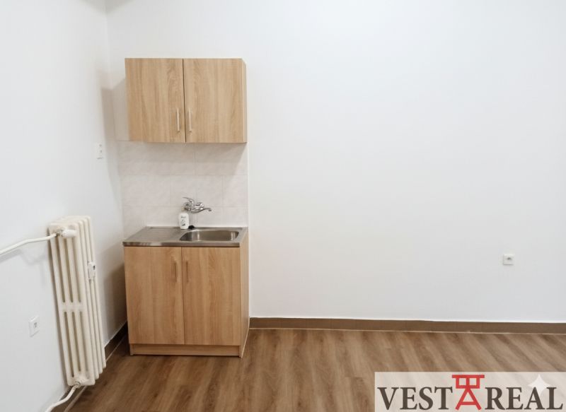 Na prenájom kancelársky priestor 30 m² – Trnava Františkánska - Kancelárie so skrinkou a umývadlom, podlaha s dreveným dekorom.