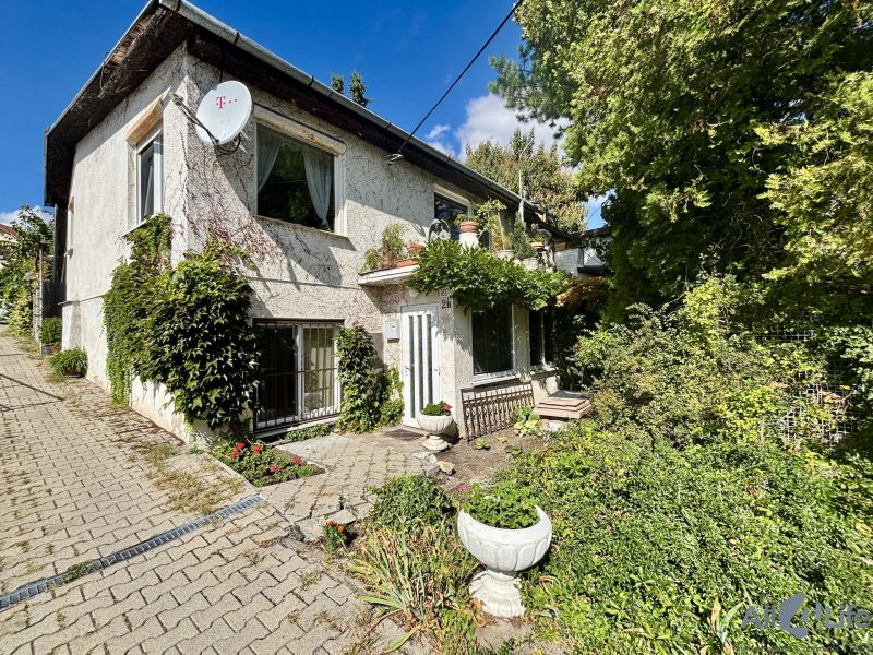ATELIÉR A VÍKENDOVÉ BÝVANIE V RAČI | RODINNÝ DOM SO 167 m² POZEMKOM