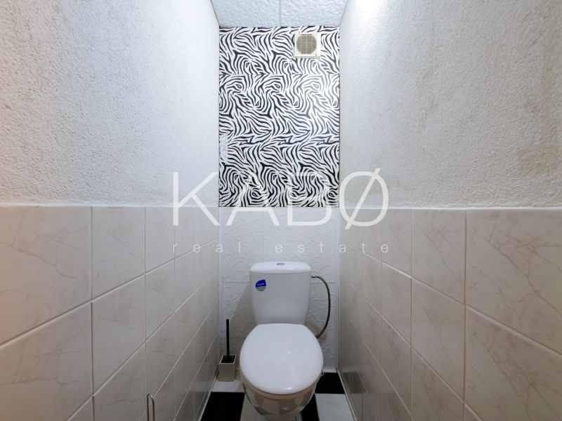 Kompletne zariadený 3 izbový byt s loggiou - Petzwalova ulica  - Kúpeľňa so zebrí vzorom v 3-izbovom byte, keramické obklady a toaleta.