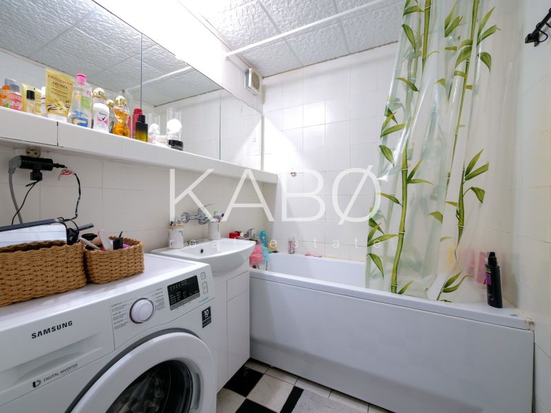 Kompletne zariadený 3 izbový byt s loggiou - Petzwalova ulica  - Kúpeľňa so sprchovacím kútom, práčkou a zrkadlom v 3-izbovom byte.