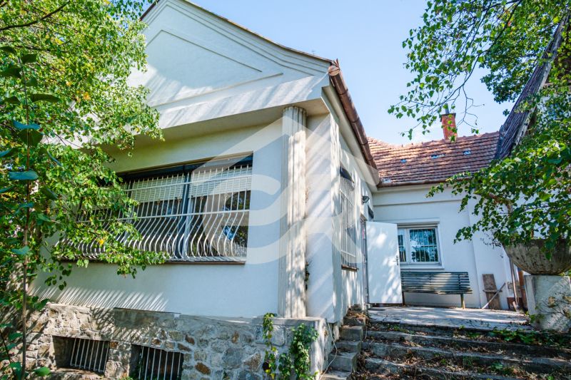 Predaj 6 izbový dom s veľkým rožným pozemkom Nitra, Zobor - Rodinný dom na Chmeľovej doline v Nitre s kamenným soklom a terasou.