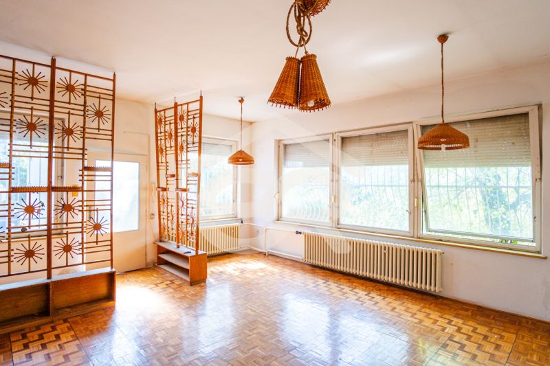 Predaj 6 izbový dom s veľkým rožným pozemkom Nitra, Zobor - Interiér rodinného domu s dreveným dekorom, originálnou deliacou stenou a prútenými svetlami.