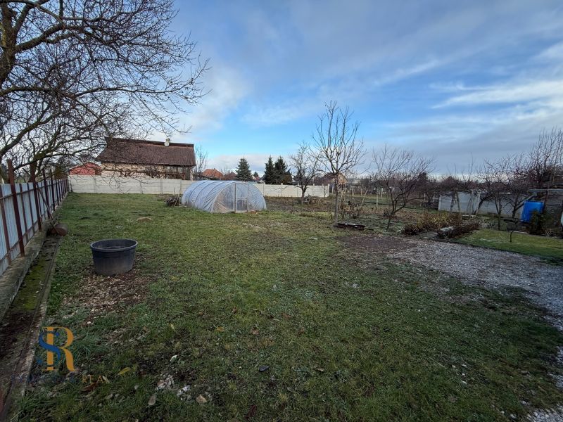 NOVÁ CENA Rovinatý pozemok v Pate 713 m² - bez rezervačnej zálohy - Pozemky - bývanie v Pate s fóliovníkom a stromami na upravenom trávniku.