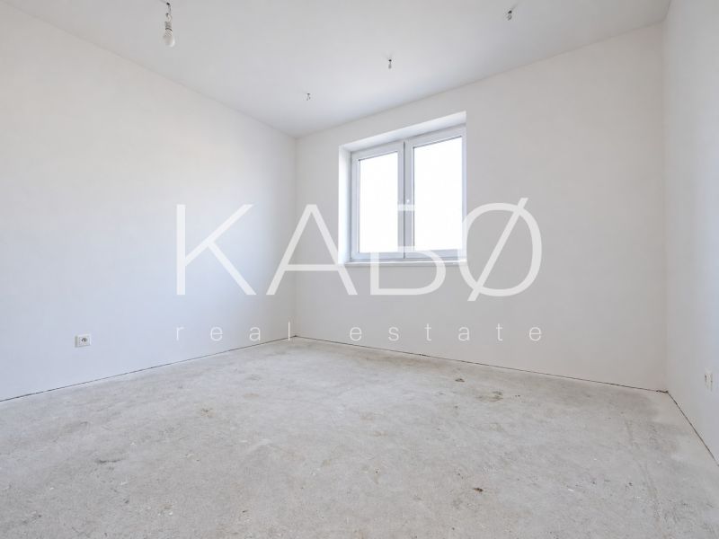 Posledný Voľný - Moderný 4-izbový rodinný dom s terasou a záhradou - Nezariadená izba s bielymi stenami a betónovou podlahou v rodinnom dome.