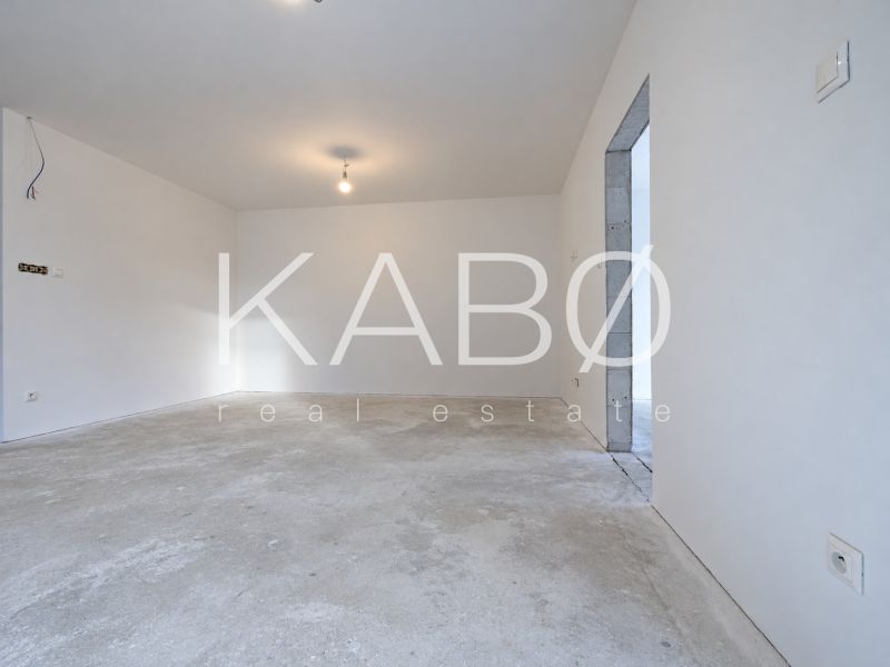 Posledný Voľný - Moderný 4-izbový rodinný dom s terasou a záhradou - Prázdna miestnosť rodinného domu so surovou betónovou podlahou a bielymi stenami.