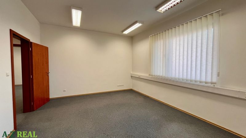 Prenájom kancelárskych priestorov Ružinov, 100 m2,  parking - Kancelárie s kobercovým povrchom, bielymi stenami a vertikálnymi žalúziami.