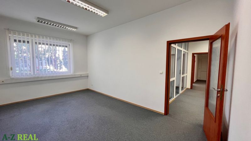 Prenájom kancelárskych priestorov Ružinov, 100 m2,  parking - Kancelársky priestor s bielymi stenami, oknom a sklenenými dverami.