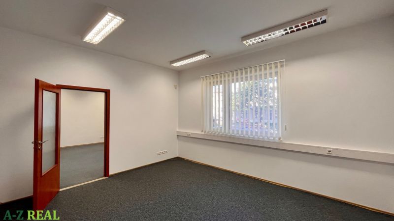 Prenájom kancelárskych priestorov Ružinov, 100 m2,  parking - Kancelárie s kobercom, bielymi stenami a drevenými dverami.