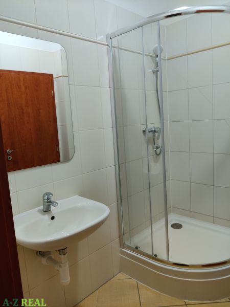 Prenájom kancelárskych priestorov Ružinov, 100 m2,  parking - Kúpeľňa so sprchovým kútom a umývadlom, Kancelárie.