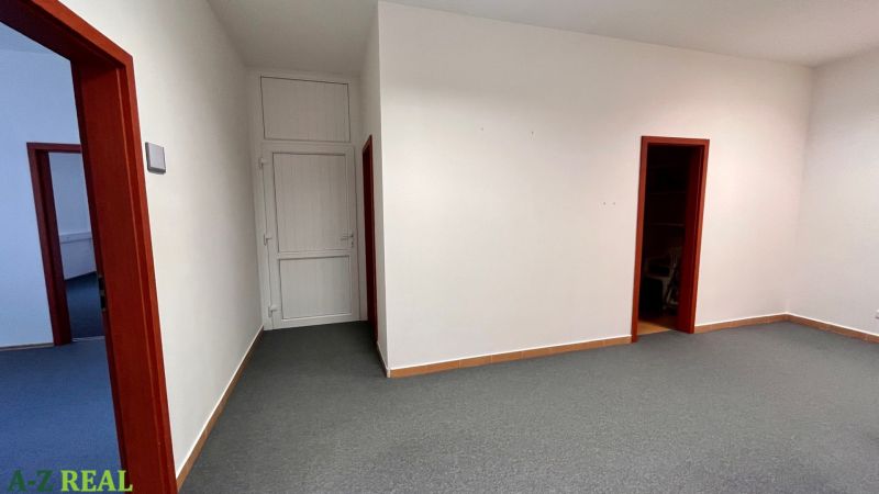 Prenájom kancelárskych priestorov Ružinov, 100 m2,  parking - Kancelárie s bielymi stenami a kovovým kobercom.
