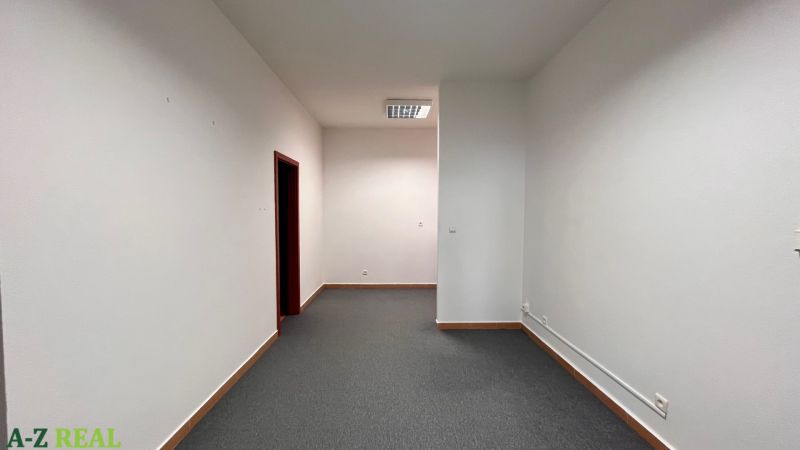 Prenájom kancelárskych priestorov Ružinov, 100 m2,  parking - Kancelárie s bielymi stenami a sivým kobercom, jednoduchý interiér.
