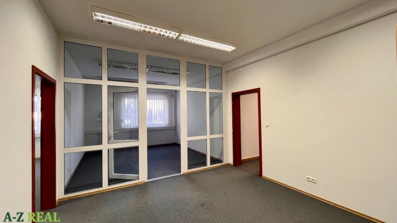 Prenájom kancelárskych priestorov Ružinov, 100 m2,  parking - Kancelárie so sklennými priečkami a kobercom, interiér so svetlým osvetlením.
