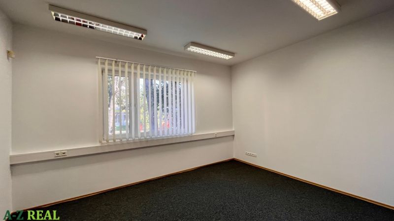 Prenájom kancelárskych priestorov Ružinov, 100 m2,  parking - Kancelárie so závesmi a vybavením, na podlahe koberec, neutrálne farby.