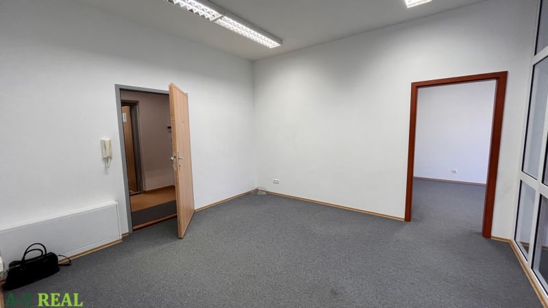 Prenájom kancelárskych priestorov Ružinov, 100 m2,  parking - Voľné kancelárske priestory s kobercovou podlahou a bielymi stenami.