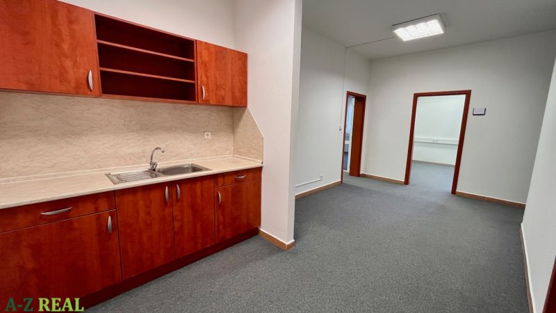 Prenájom kancelárskych priestorov Ružinov, 100 m2,  parking - Kancelárie s kuchynkou a kobercom, drevené skrinky, Bratislava - Ružinov, Haburská.