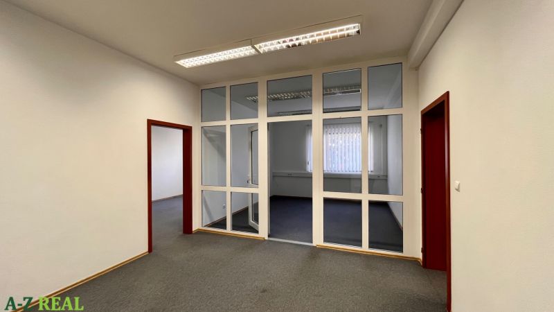 Prenájom kancelárskych priestorov Ružinov, 100 m2,  parking - Kancelárie s veľkými sklenenými priečkami a sivým kobercom.