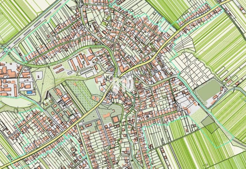 Hľadáte pozemok s potenciálom v obci Košeca? - Mapa obce Košeca zobrazuje rozmiestnenie ulíc, budov a priľahlých polí.