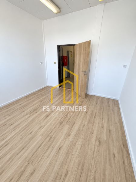 PRENÁJOM KANCELÁRIE 13,5 m² – KOMÁRNO, ZÁHRADNÍCKA ULICA - Kancelária s bielymi stenami a podlahou s dreveným dekorom.