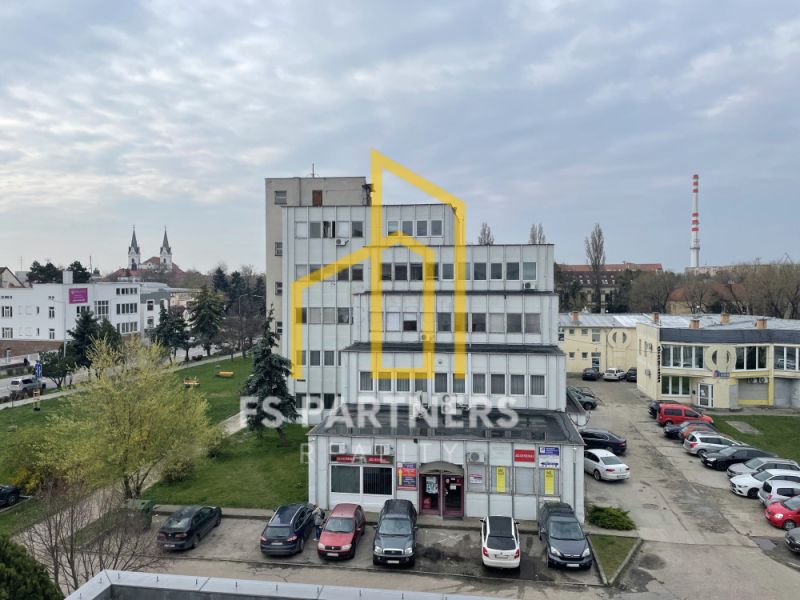PRENÁJOM KANCELÁRIE 13,5 m² – KOMÁRNO, ZÁHRADNÍCKA ULICA - Kancelárska budova na Záhradníckej ulici v Komárne s parkoviskom a zeleňou.
