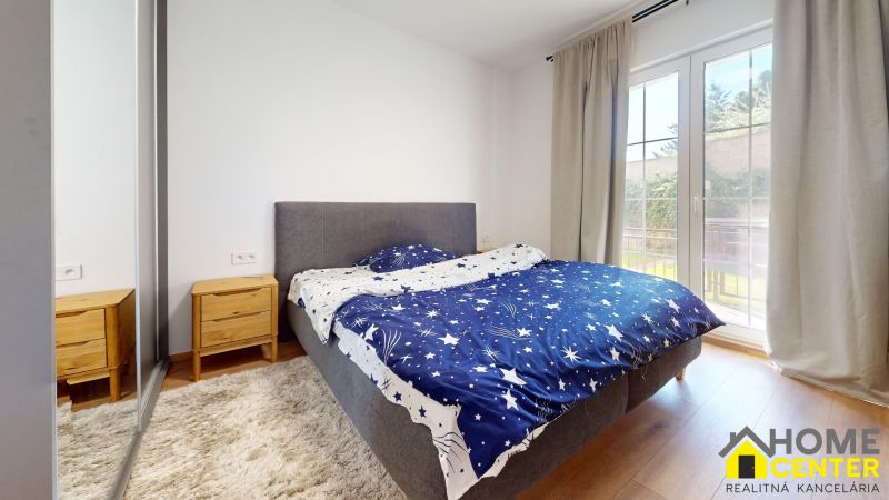 PRENÁJOM 2 izbový, zariadený byt v Danube residencia - REZERVOVANÉ - Spálňa v 2-izbovom byte s dvojlôžkom, nočnými stolíkmi a podlahou s dreveným dekorom.
