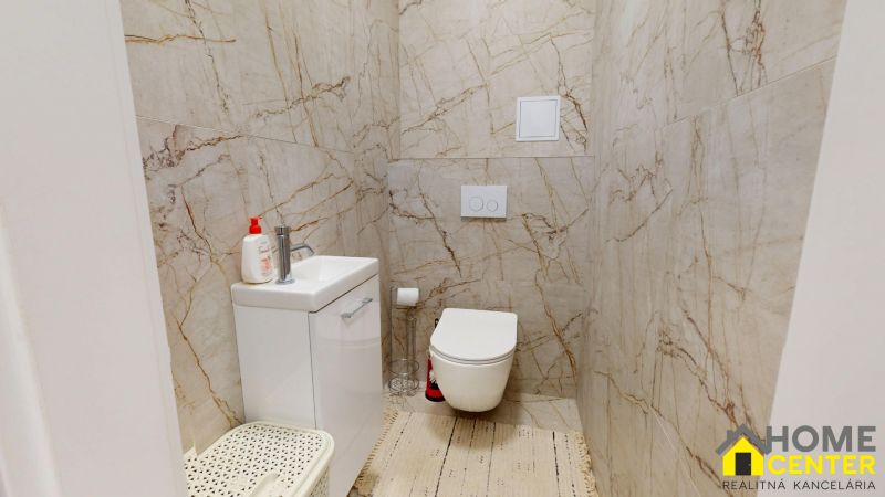PRENÁJOM 2 izbový, zariadený byt v Danube residencia - REZERVOVANÉ - Kúpeľňa v 2-izbovom byte s toaletou, umývadlom a mramorovým obkladom na stenách.