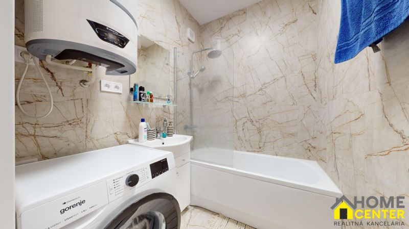 PRENÁJOM 2 izbový, zariadený byt v Danube residencia - REZERVOVANÉ - Kúpeľňa v 2-izbovom byte s práčkou, umývadlom a vaňou.