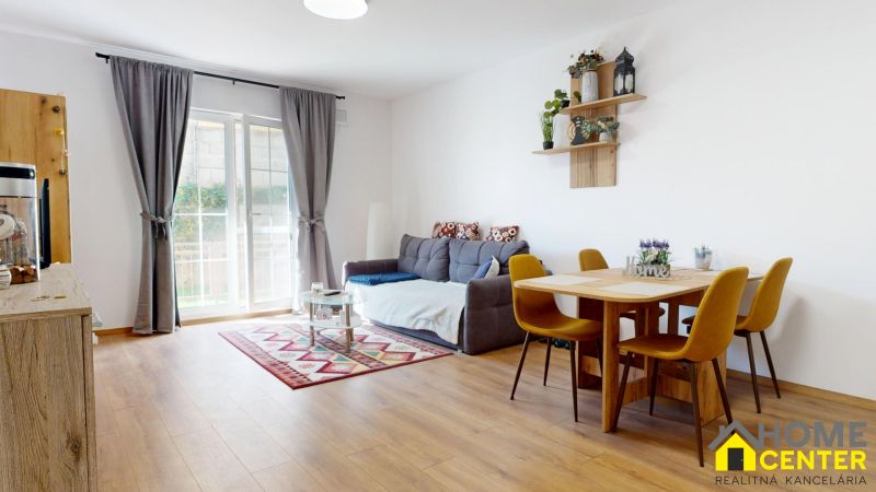 PRENÁJOM 2 izbový, zariadený byt v Danube residencia - REZERVOVANÉ - Obývacia izba s pohovkou, jedálenským stolom a podlahou s dreveným dekorom v 2-izbovom byte.