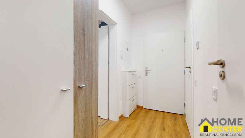 PRENÁJOM 2 izbový, zariadený byt v Danube residencia - REZERVOVANÉ - Chodba s bielym nábytkom a podlahou s dreveným dekorom v 2-izbovom byte.