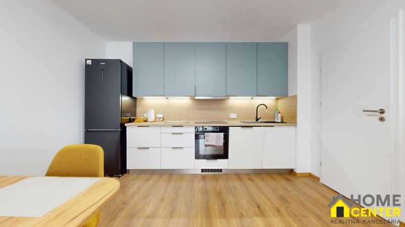 PRENÁJOM 2 izbový, zariadený byt v Danube residencia - REZERVOVANÉ - Kuchyňa v 2-izbovom byte s modernou linkou a podlahou s dreveným dekorom.