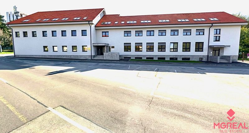 Nebytový priestor 400m2, Lovinského ul., Staré Mesto - Budova s bielou fasádou a červenou strechou v kanceláriách na Lovinského v Starom Meste.