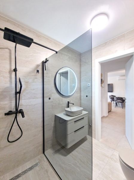 CHORVÁTSKO - Zariadený 3 izbový byt - PRIVLAKA, ZADAR - Kúpeľňa s minimalistickým dizajnom, sprchovým kútom a umývadlom v rámci 3-izbového bytu.