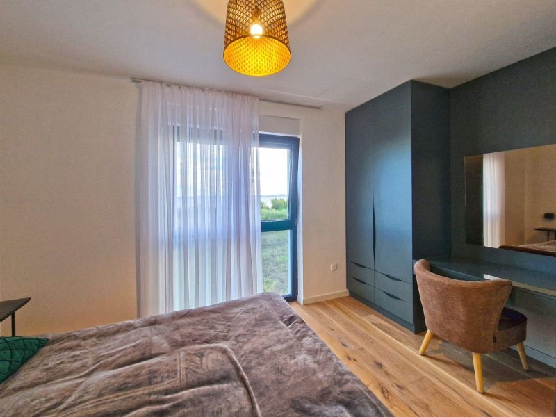 CHORVÁTSKO - Zariadený 3 izbový byt - PRIVLAKA, ZADAR - Spálňa s podlahou s dreveným dekorom a tmavým nábytkom v 3-izbovom byte.