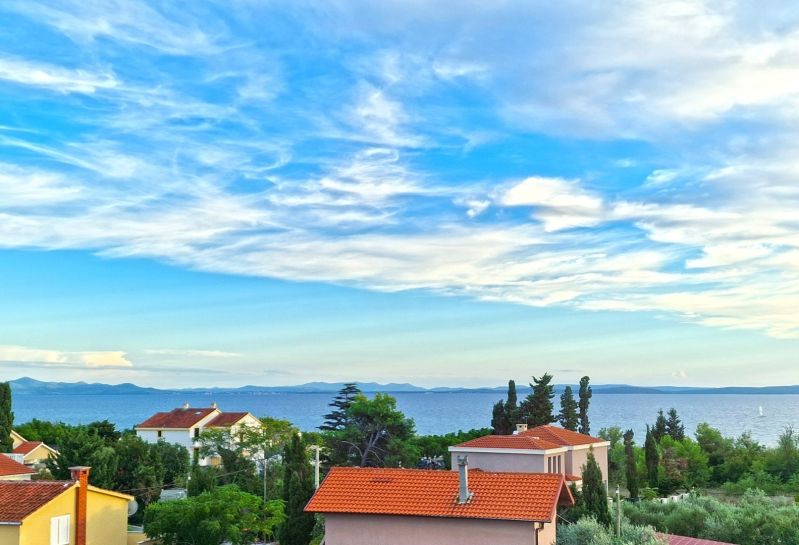 CHORVÁTSKO - Zariadený 3 izbový byt - PRIVLAKA, ZADAR - Výhľad na more a strechy domov v Privlake pod modrou oblohou.
