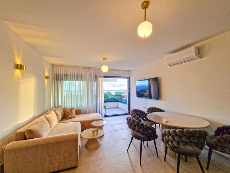 CHORVÁTSKO - Zariadený 3 izbový byt - PRIVLAKA, ZADAR - Svetlá obývacia izba v 3-izbovom byte s pohodlnou sedačkou a jedálenským stolom.